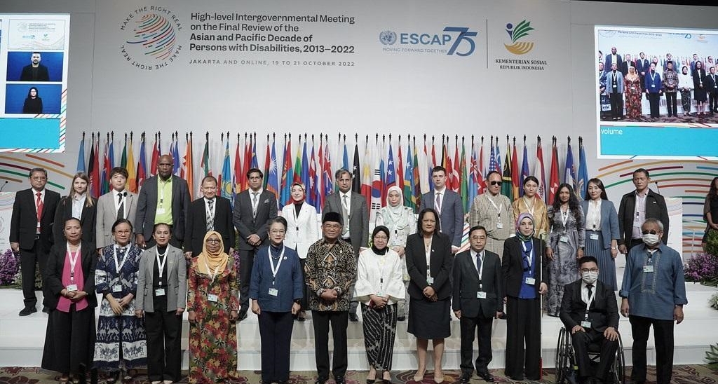         Group photo
      